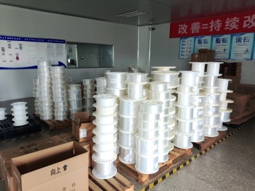 How does plastic optical fiber transmit light and what are its limitations in terms of distance?